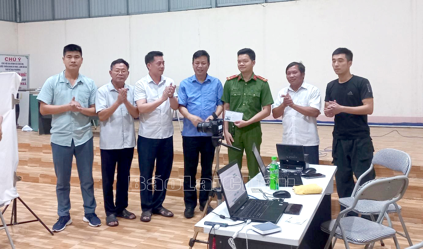 Đồng chí Nguyễn Văn Thăng - Chủ tịch UBND huyện Than Uyên tặng quà động viên tổ CCCD lưu động Công an huyện.